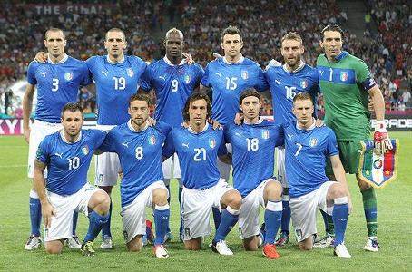 Which player famously wore the number 10 jersey for Italy's national team?