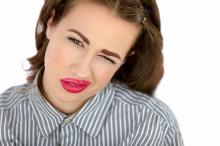 Go on a date with Miranda sings