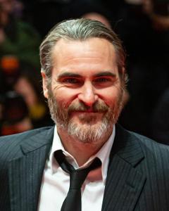 Which famous musician is portrayed by Joaquin Phoenix in the film 'Walk the Line'?