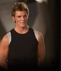 does finnick do you think act like he likes katniss in the sugarcube scene
