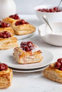 What dessert is a popular French pastry made of layers of puff pastry and cream filling?