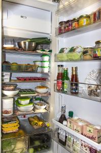 Which preservation method involves storing food at very low temperatures?