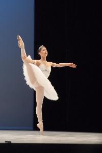Which ballet term means 'to turn'?