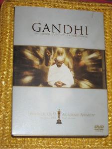 Which actor won an Oscar for portraying Mohandas Karamchand Gandhi in the film 'Gandhi'?