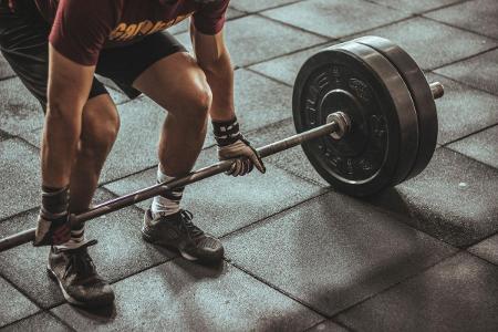 What is the recommended rest period between sets during strength training?