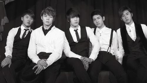 Who is/was the leader of TVXQ(DBSK) now and when they first debuted?