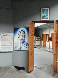 Who founded the Missionaries of Charity, known for their work with the poor and dying?