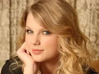Which color hair does Taylor Swift look better in? Which color hair does Taylor Swift look better in?