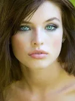 is green eyes and brown hair pretty? is green eyes and brown hair pretty?