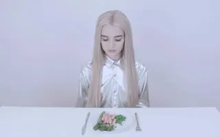 Poppy eats a meal Poppy eats a meal