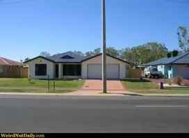 Funny Pictures @ WeirdNutDaily - Dysfunctional Driveway Funny Pictures @ WeirdNutDaily - Dysfunctional Driveway