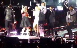 Kelly Clarkson @ Staples Center - Heartbeat Song with Pentatonix/Walk Away mash-up Kelly Clarkson @ Staples Center - Heartbeat Song with Pentatonix/Walk Away mash-up