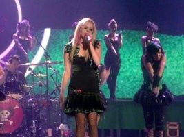 Avril Lavigne - Hot (HQ - Live in Munich) Avril Lavigne - Hot (HQ - Live in Munich)
