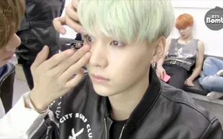 [BANGTAN BOMB] SUGA is trying to wear contact lenses.