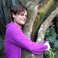 Who Is This Celebrity? who is this strange gentelman hugging a tree? Who Is This Celebrity? who is this strange gentelman hugging a tree?