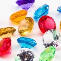 What is the difference between crystal and diamond? What is the difference between crystal and diamond?