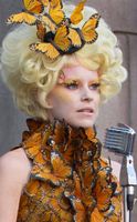 Who plays Effie Trinket in Hunger Games? I know the answer to this, do you? You only get to answer once! Hint: It is either Jennifer Lawrence Jena Malone Elizabeth Banks Willow Shields Who plays Effie Trinket in Hunger Games? I know the answer to this, do you? You only get to answer once! Hint: It is either Jennifer Lawrence Jena Malone Elizabeth Banks Willow Shields