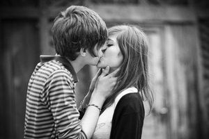 Why are hugs written as o and kisses written like x? Like in a card you would write xxx or xoxo Why are hugs written as o and kisses written like x? Like in a card you would write xxx or xoxo