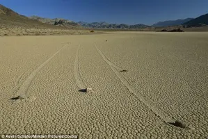 How do Death Valley's sailing stones move themselves? How do Death Valley's sailing stones move themselves?