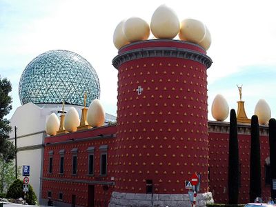 Which museum in Figueres, Spain houses a significant collection of Dali's works?