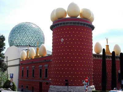 Which museum in Figueres, Spain houses a significant collection of Dali's works?