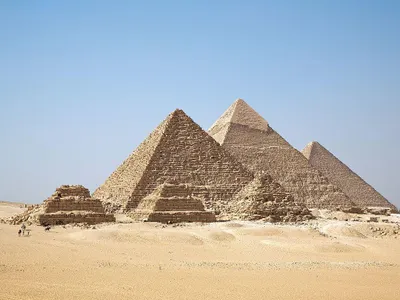 Navedi koje su tri najpoznatije piramide u Gizi: