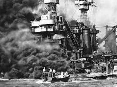 At Pearl Harbor, what caused the U.S.S. Arizona to sink?