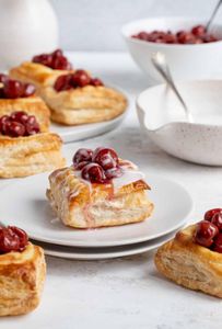 What dessert is a popular French pastry made of layers of puff pastry and cream filling?