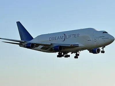 What airplane is commonly used for transporting goods and cargo?