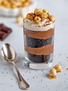 What dessert is made from choux pastry filled with cream and topped with chocolate?