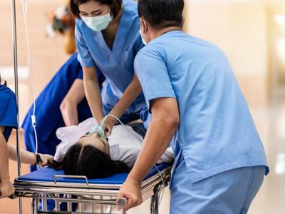 Which medical drama revolves around the personal and professional lives of doctors and nurses in the emergency department of a busy teaching hospital?