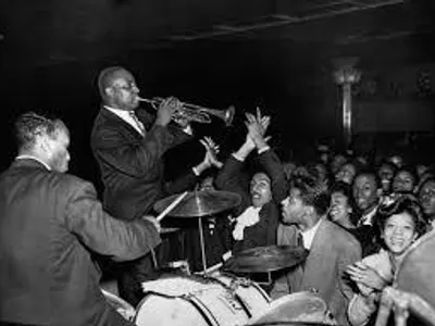 What famous jazz club was located in Harlem during the Harlem Renaissance?