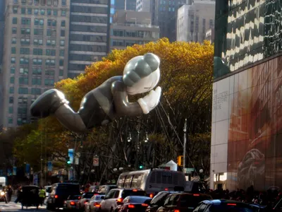 Which artist created the 'Balloon Dog' series of sculptures that have been replicated in various cities worldwide?