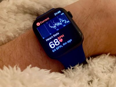 Which accessory is used for tracking steps, distance, and calories burned during aerobic activities?