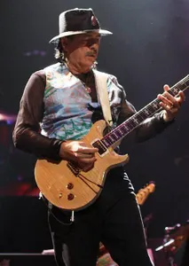 Which legendary guitarist is known for his performance at Woodstock in 1969?