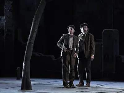 Which famous playwright is known for his avant-garde productions such as 'Waiting for Godot'?