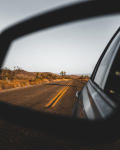 Which mirror should be used when changing lanes?