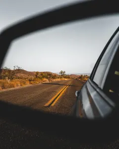 Which mirror should be used when changing lanes?