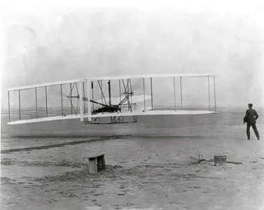 In what year did the Wright brothers make their first powered flight?