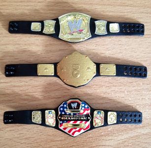 Which famous designer is known for creating the iconic 'GG' logo belts?
