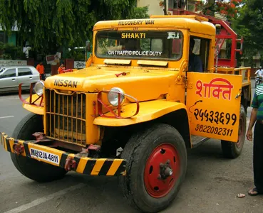 Which type of truck is used for towing disabled or improperly parked vehicles?