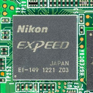 Which processor family shares its architecture with graphic processing units (GPUs)?
