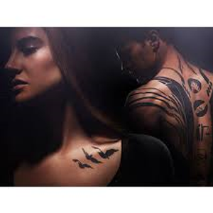 What is the tattoo Tris has on the back of her shoulder (not the one in the photo)?