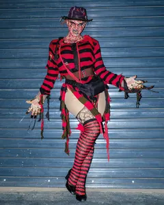 In the 'A Nightmare on Elm Street' film, what is Freddy Krueger's weapon of choice?