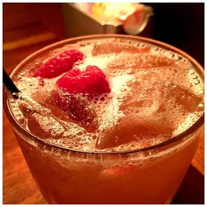Which famous cocktail is made with vodka, ginger beer, and lime juice?