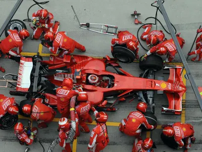 What is the maximum number of pit crew members allowed during a pit stop?