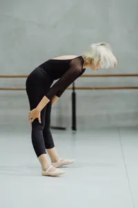 Which ballet term means 'to bend'?