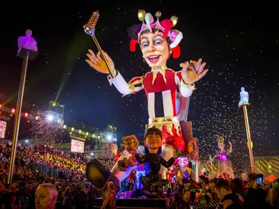 Which city is famous for its carnival celebrations and samba?