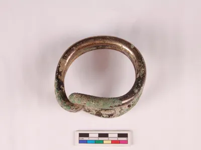 Which type of accessory is composed of two loops with a decorative stone in the centre?