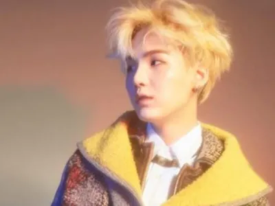 What color hair did Suga wear in their music video "Spring Day/Not Today"?